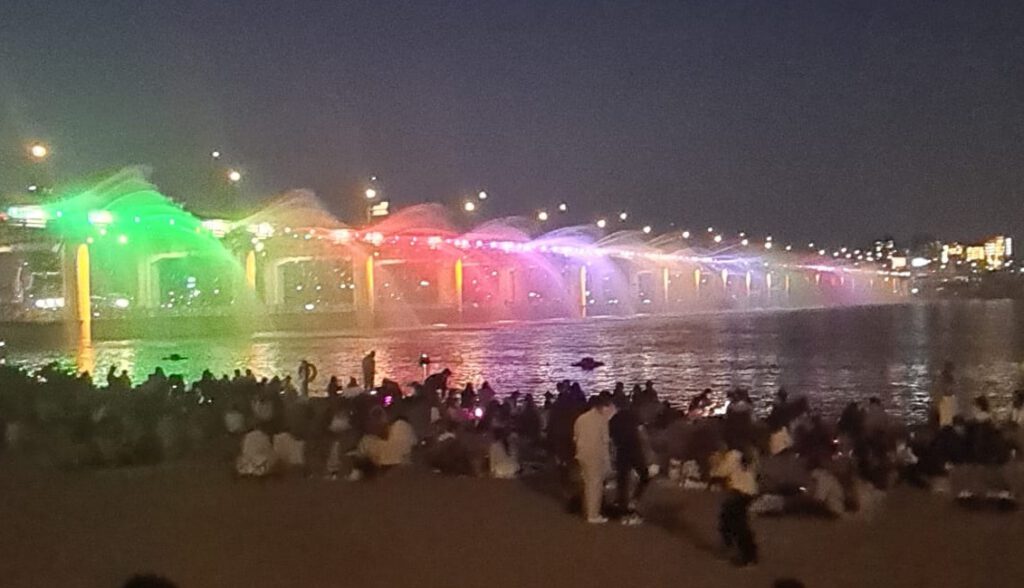 Banpo bridge rainbow fountain show