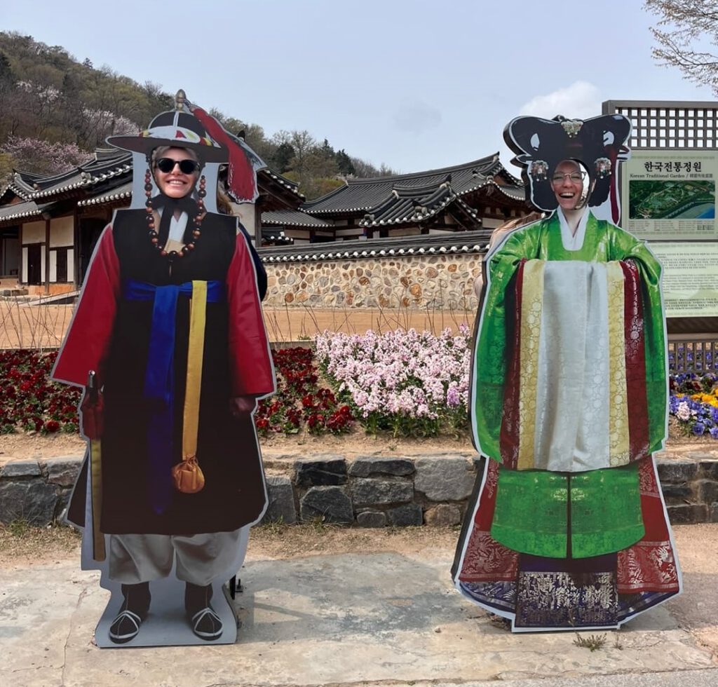 Traditionele gebouwen op de achtegrond en Anne (rechts) 'in hanbok'