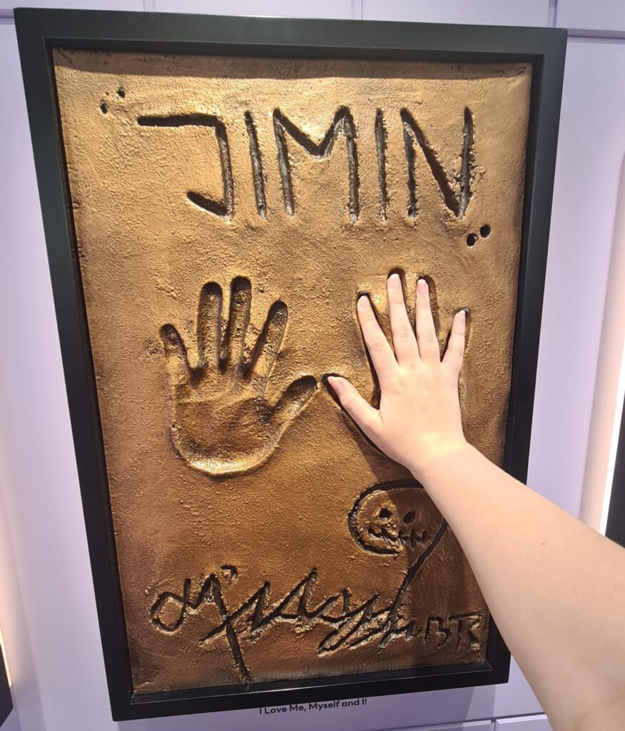 Hand van Anne op JIMIN's handafdruk